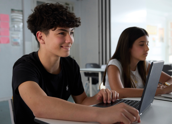 Alumnos de secundaria trabajando con el programa ONMAT